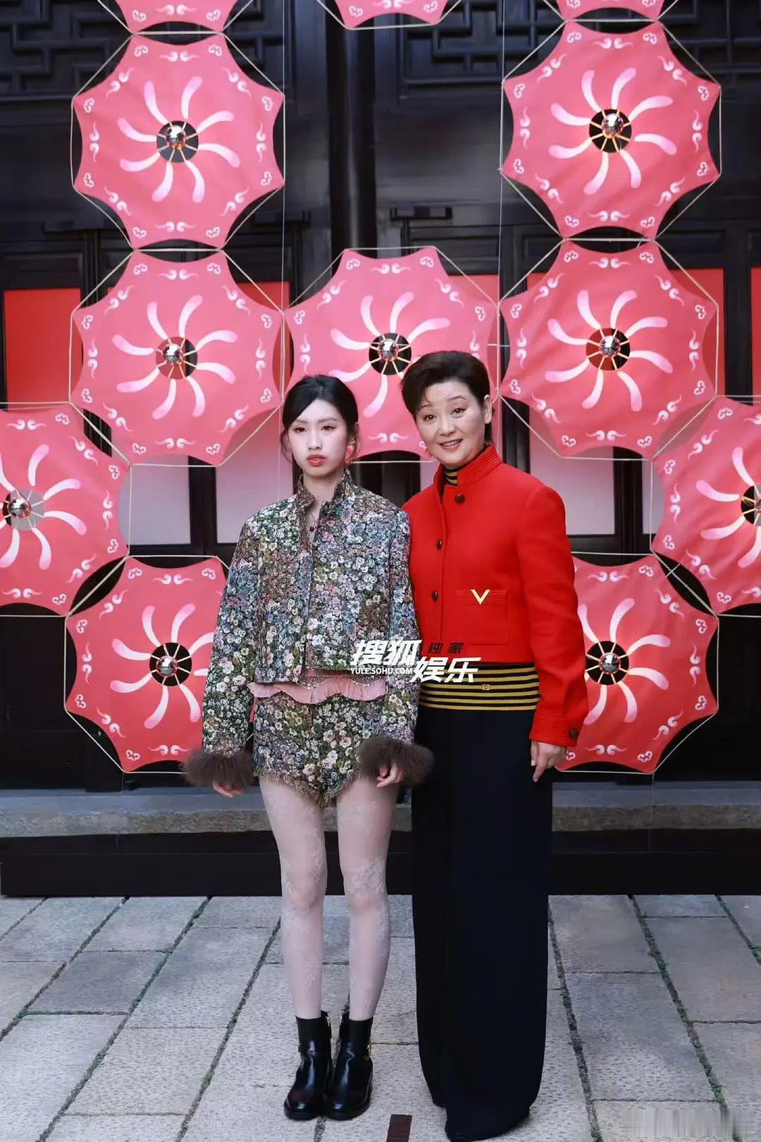 徐帆带她跟冯小刚的女儿出席活动。 这个颜值的话不拍戏的话就随便吧。 