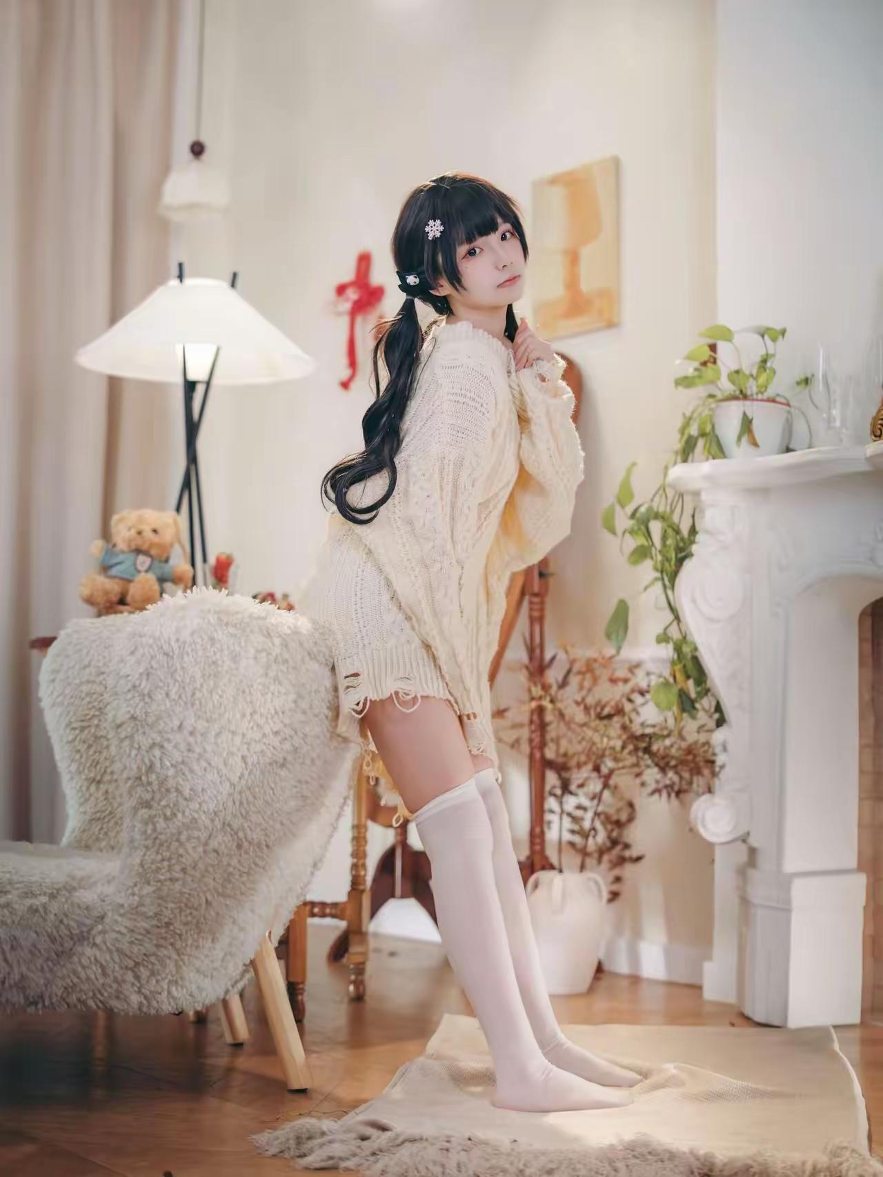 冬日暖阳下，少女与毛绒熊的温馨时光