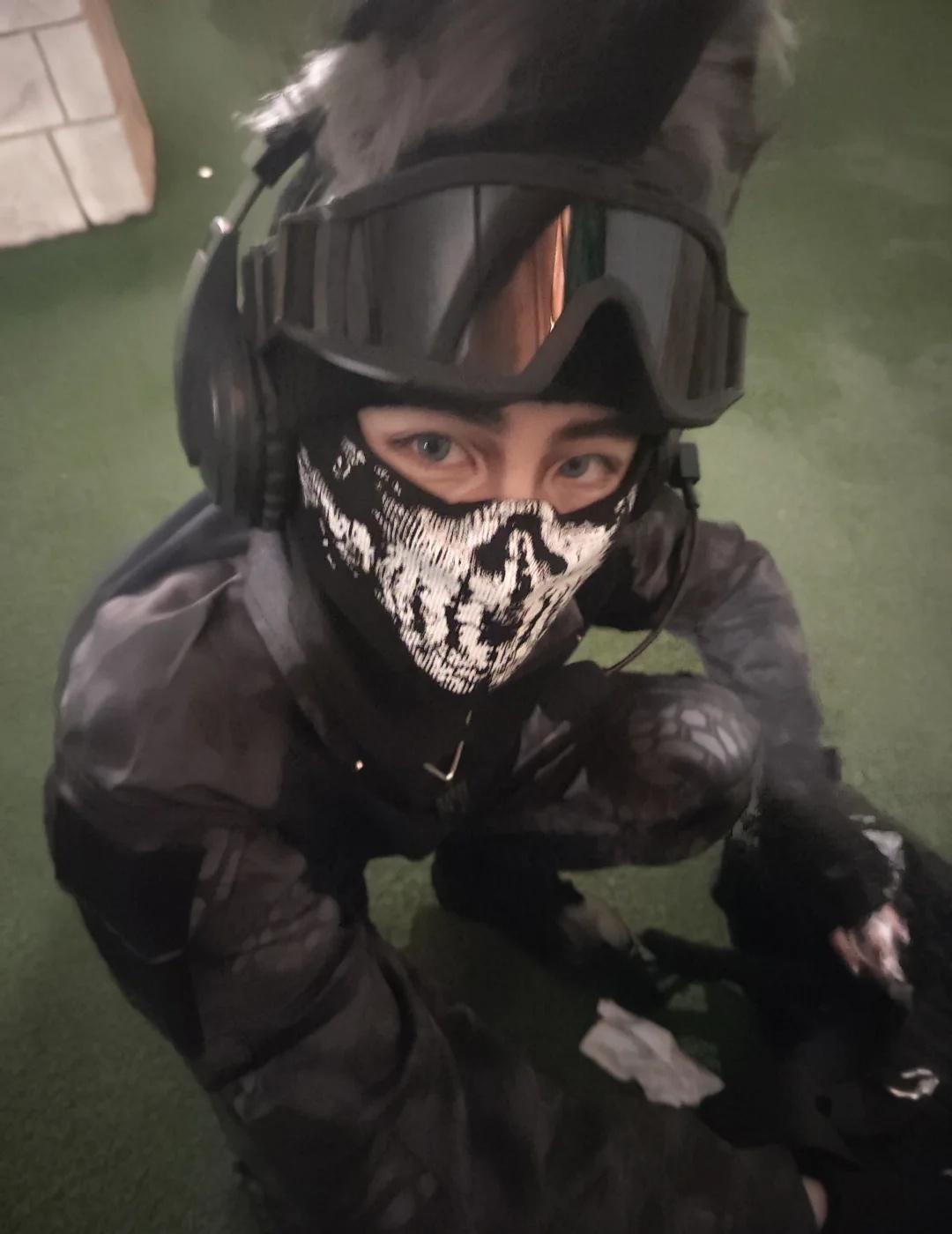 偷偷摸摸
找补光灯的时候被亲友记录下来了，拍的像个老鼠干。
战术背心穿的快中暑了