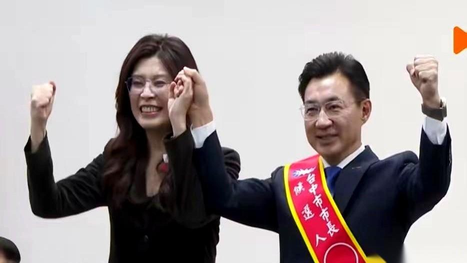 国民党台中那场“姐弟之争”，火药味都快溢出屏幕了。
江启臣刚赢下提名，屋子里的空