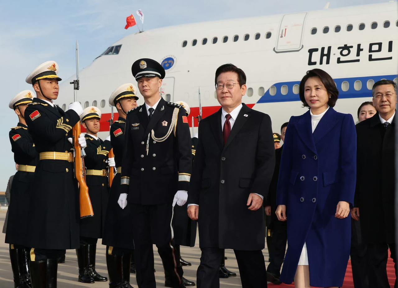 1月4日，韩国总统李在明与夫人金惠景抵达北京首都机场，阴部长接机的