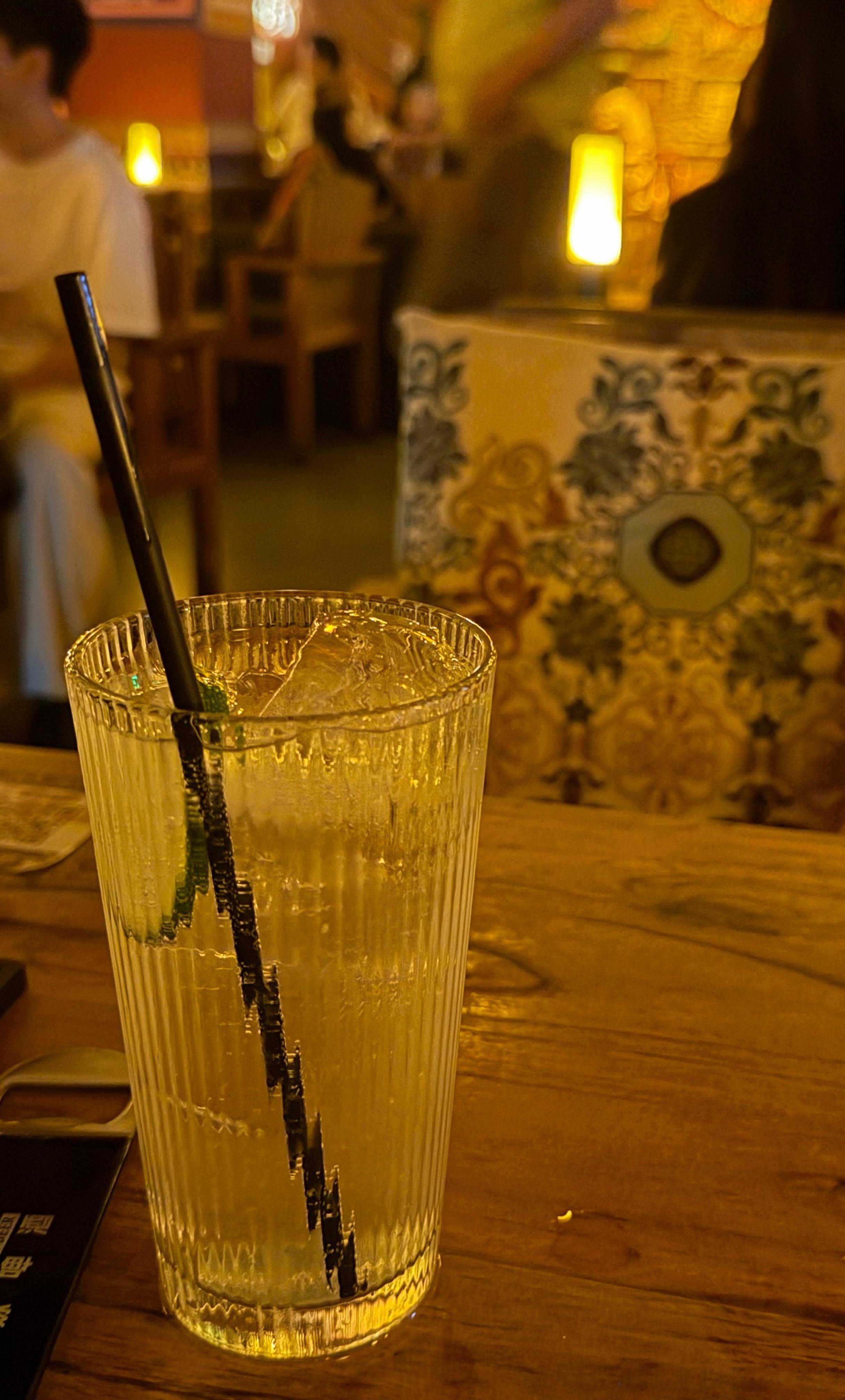 小酌一杯，金汤力，一般般！[允悲]黄金[超话]金油引路人老杨金价黄金射手[超话]