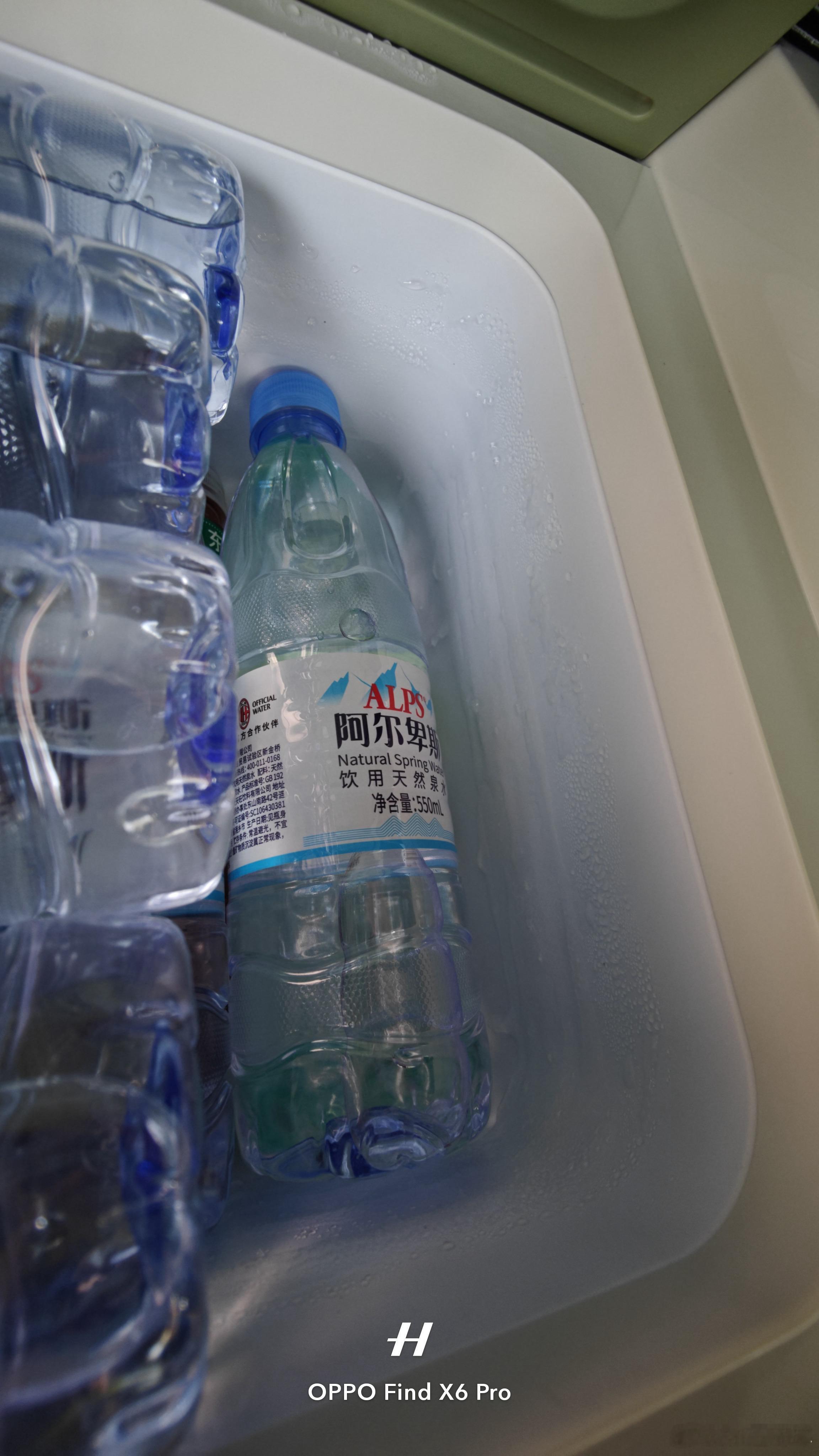 车载冰箱 用上冰箱以后就发现了除霜有多重要开着0度，现在冰箱里已经一层薄冰了，看