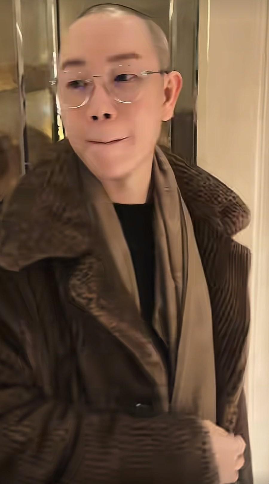 王菲的化妆师zing穿皮草，价格16,940元，并且是香奈儿的！

2月15日，