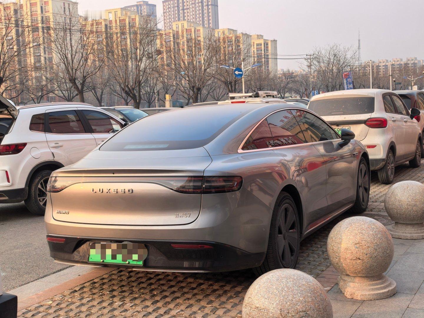 早期鸿蒙智行车主的基操，扣掉主机厂的标、换上HUAWEI的标现在这种越来越少见了