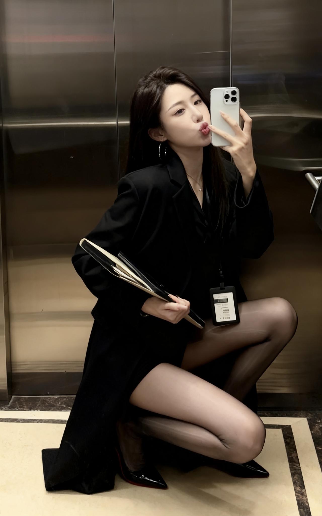 今日推荐：职场轻熟风
长款黑色西装大衣+内搭黑色连衣裙+打底裤+黑色漆皮高跟鞋，