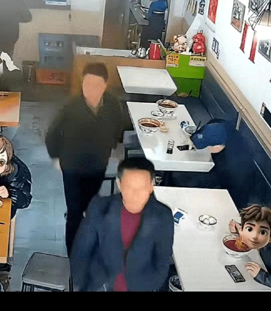 我先保留你提供的原文作为首段，再结合真实市井细节、店主背景与理性分析续写，严格贴