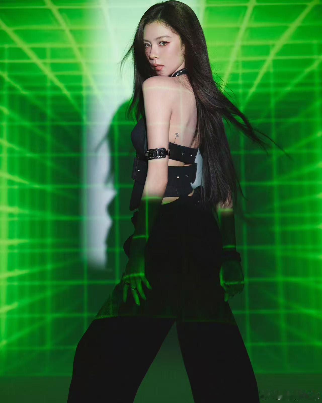 宋妍霏顶级魅魔 宋妍霏真的是魅魔本魔！全黑穿搭加黑长直发，气场强大，眼神冷冽霸气