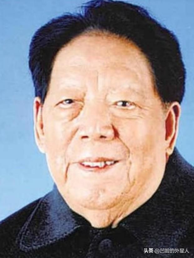 1996年。离休的铁瑛将军正在家里看报纸。就在这时，女婿走了进来。女婿说：爸！你