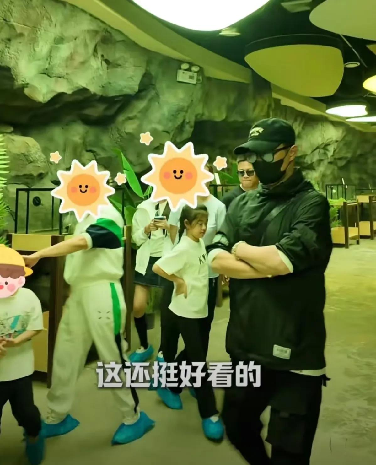 汪峰父亲节晒出自己的带娃日常，二女儿也罕见同框，他带着三个孩子去游乐园玩耍。
