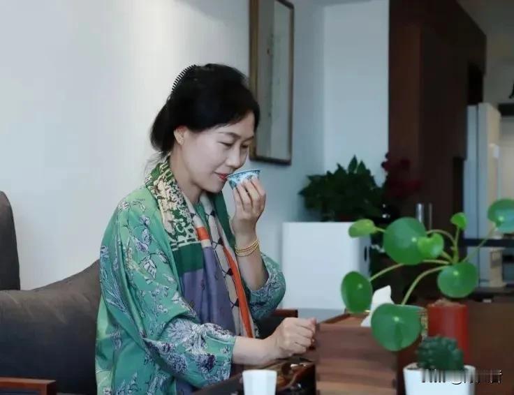 中国书法家协会理事、女书法家委员会副主任，陕西省书法家协会副主席张红春书法，西安