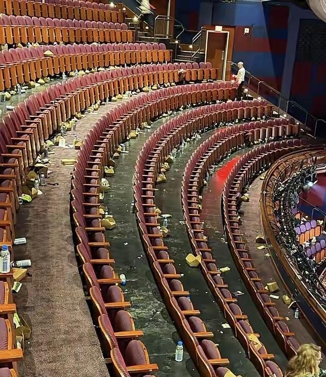 光鲜的红毯，

满地的垃圾，

谁来收拾这摊子。

3月15号奥斯卡刚结束，第二