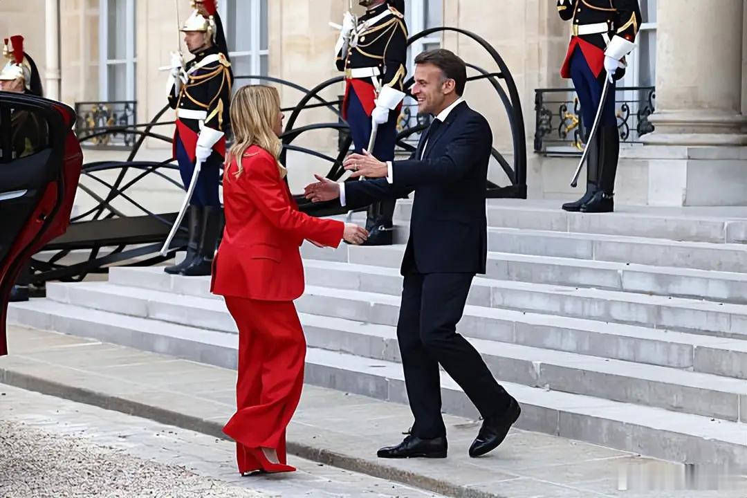 法国就霍尔木兹海峡召开52国峰会，梅洛尼出场时，马克龙上来就一个大脸贴贴，把以热