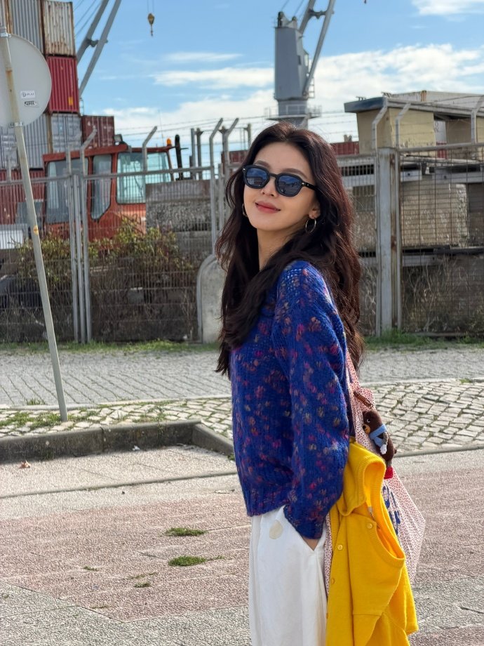 是被镜头所记录下来的29岁伊始呀！章若楠工作室发的这组生日图生命力太绝了~谁会不