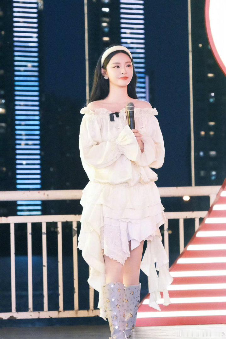 李莎旻子成为歌手居然已经十年了十年音乐之路稳步前行，作品藏着她独有的细腻与倔强，