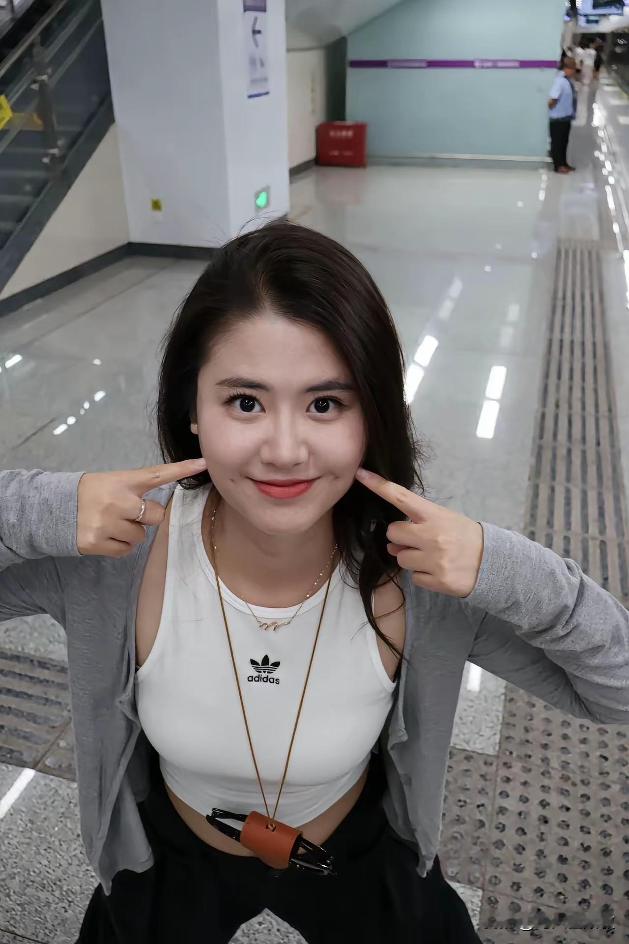 女生在地铁站自拍，5公里训练