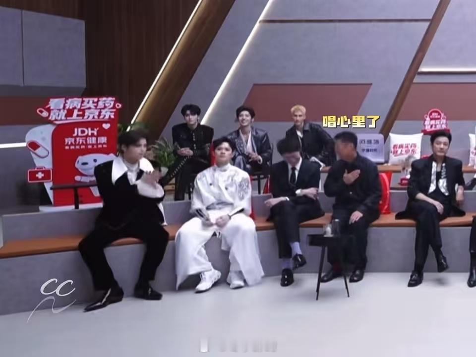 余文乐披哥拒绝唱跳 专业舞蹈演员出身的人不跳舞，就像厨师不做饭一样可惜。披荆斩棘