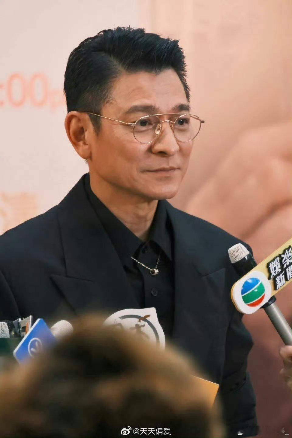 刘德华评论向佐小胖子这个自称也太可爱了满满的回忆杀，华仔礼貌的告诉你，可以换个赛