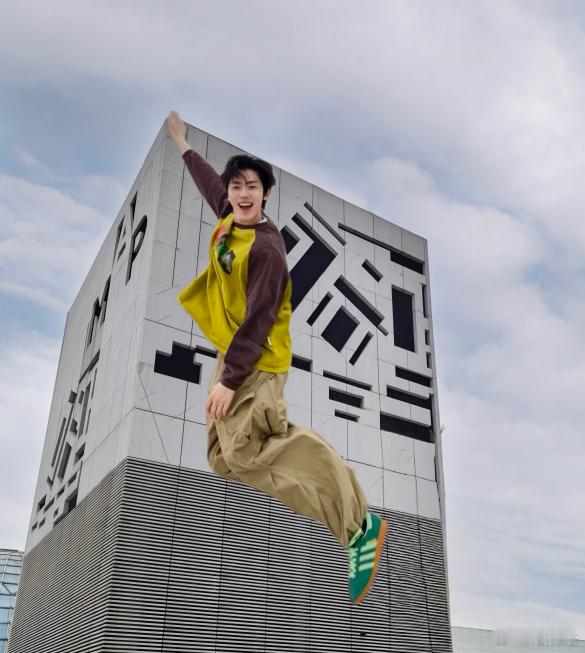 一生要出片的年轻人开始卷创意了当代人的旅行打卡都这么癫吗 现在的年轻人真的是“旅