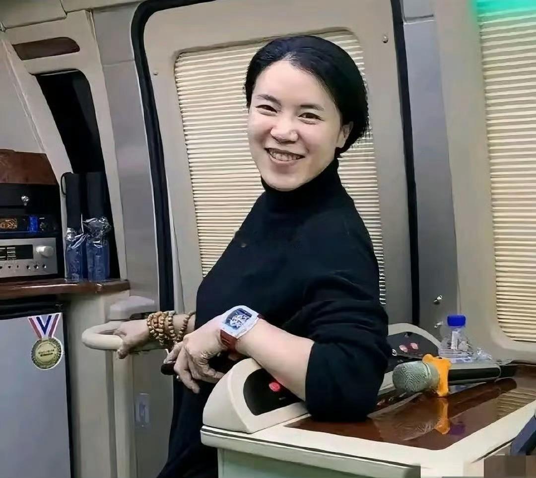 王楠这1800万的镯子，公共场合都戴着保护套 这种买来还有什么意义