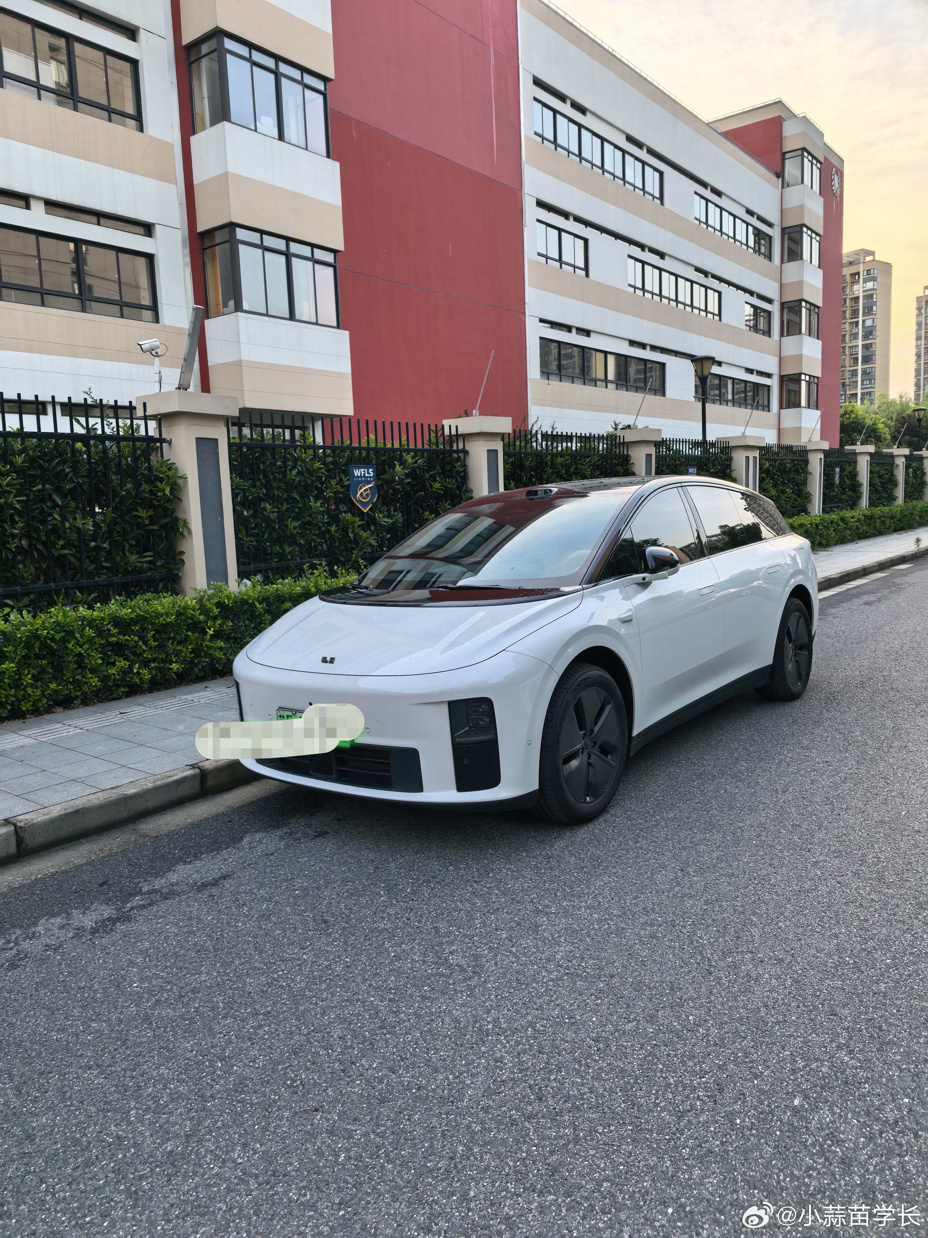 理想i6在上海街头越来越常见了，这车属于第一眼觉得很怪异，越看越顺眼，短车身大空