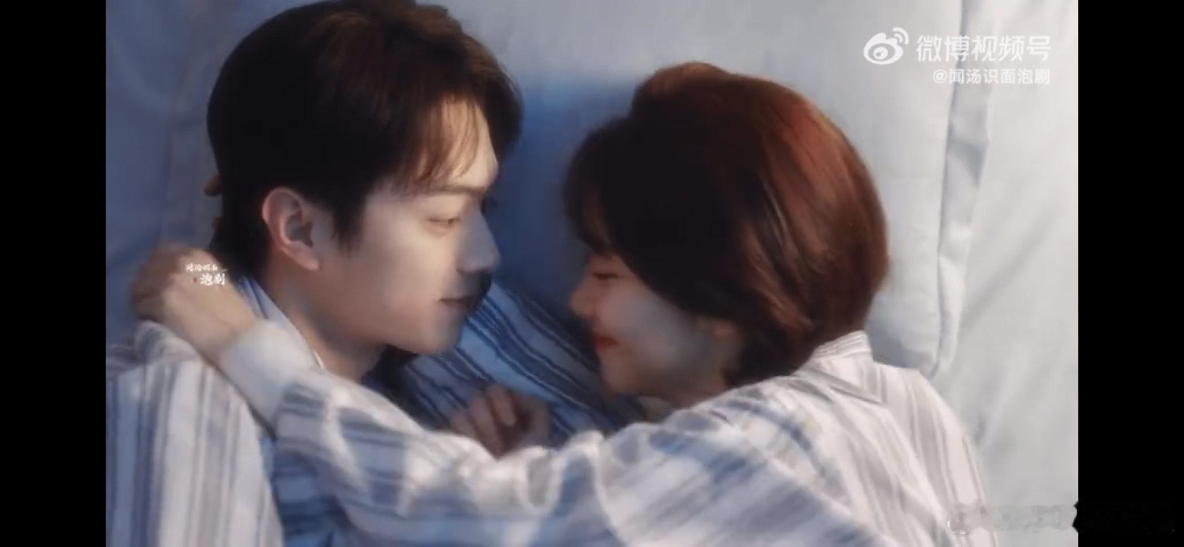 #纪星韩廷把糖喂到我嘴边#星空下，帅气的韩总对着纪星浪漫求婚，星动不廷要甜亖啦，