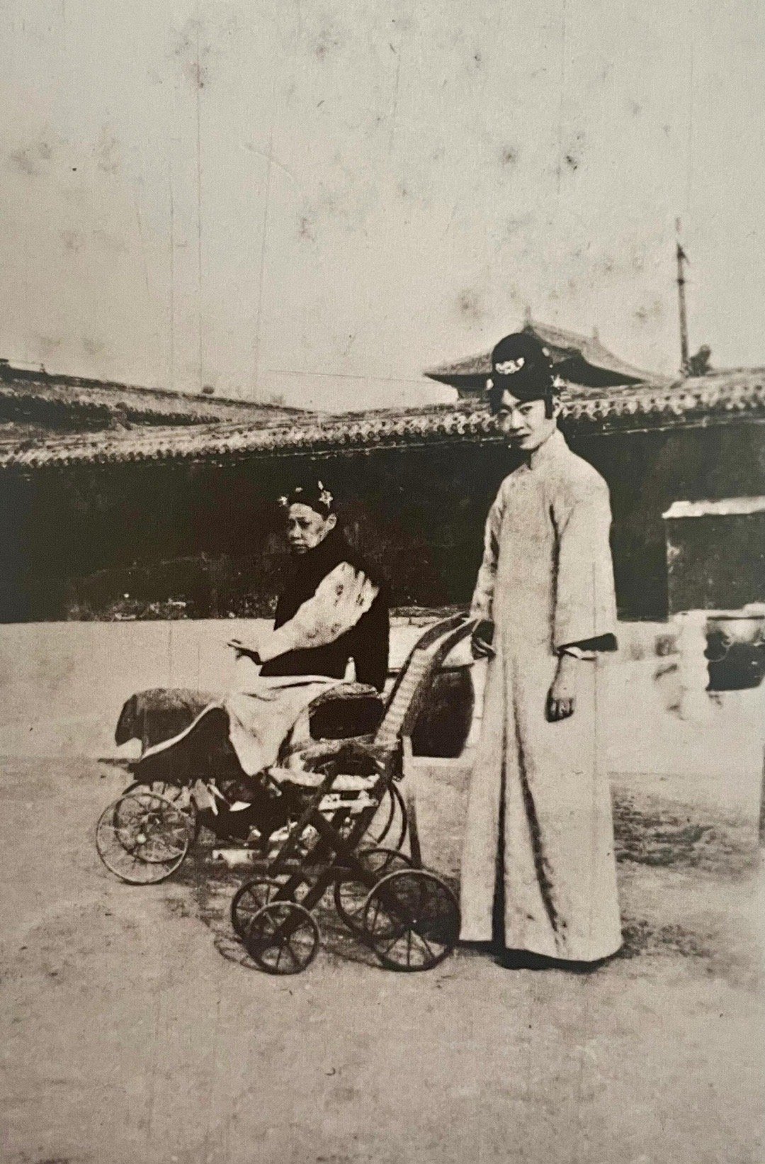 婉容与端康太妃推车留影 ​​​