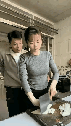 钱不是万能的，没钱是万万不能的，女人得用礼物哄。