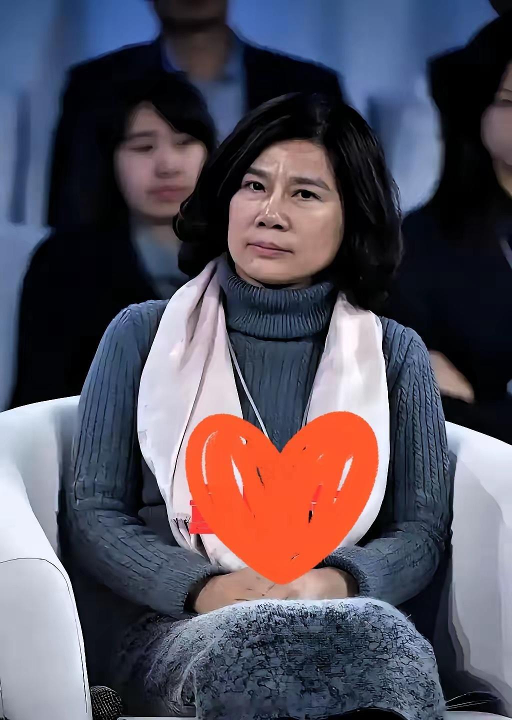 董明珠又赢了，赢得很孤独。美的签了，小米签了，海尔签了，19家企业围坐一桌，签下