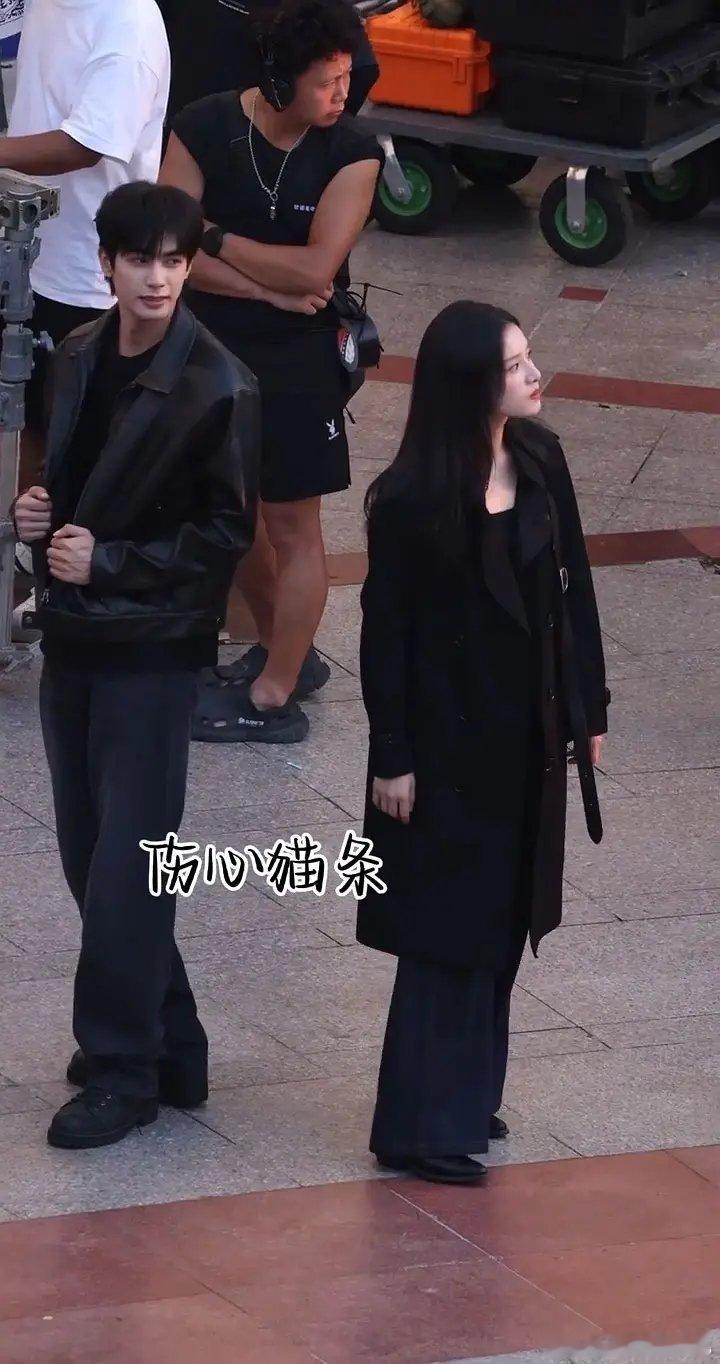 野狗骨头路透，黑风衣很适合仪，是Burberry友情赞助吧[嘻嘻] ​​​