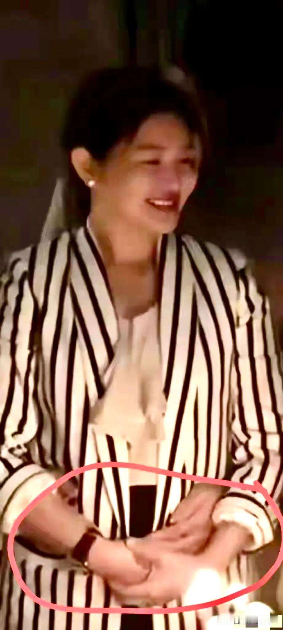 今天无意刷到9日徐家三女儿给妈过生日照片。咱也不知道这照片是不是新的，怎么看都觉