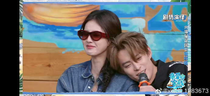 白鹿问王鹤棣你累不累 靠肩名场面配上灵魂发问，白鹿王鹤棣同框就有笑点，客栈即兴太