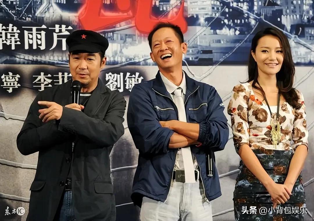 中间的王志文揣着手，笑的真开心，弄的右边的小美女有点尬笑了，倒是左边的男演员，戴