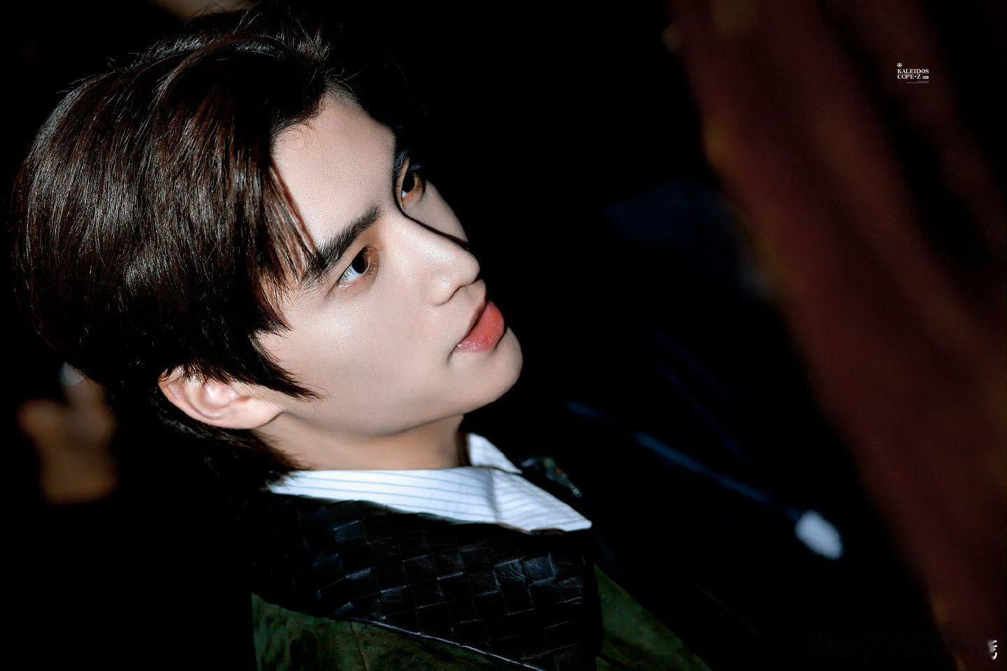 张康乐亮相BV酒会，老钱风look好帅康乐就是这么争气啊！ 