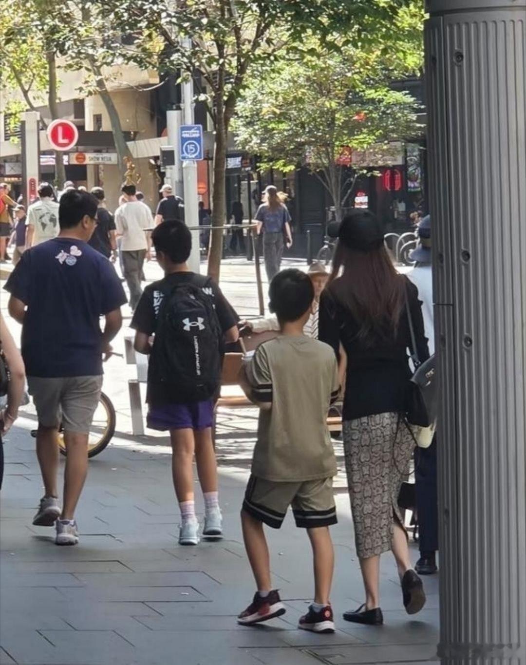 48岁的侯佩岑，跟老公带俩儿子在悉尼街头。背影看着显年轻。俩儿子个子都高，小儿子