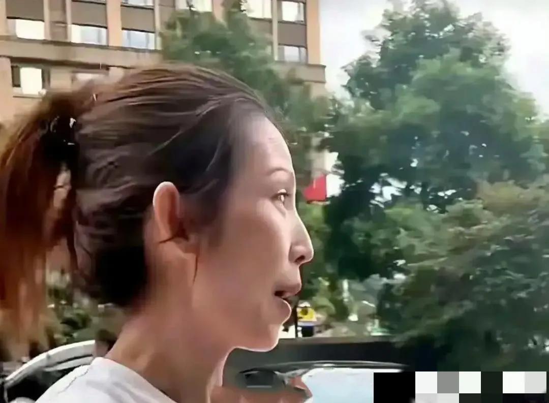 蔡少芬被路人抓拍的近照。50多岁的她，好瘦呀！感觉她如果胖一点，感觉颜值会更高诶
