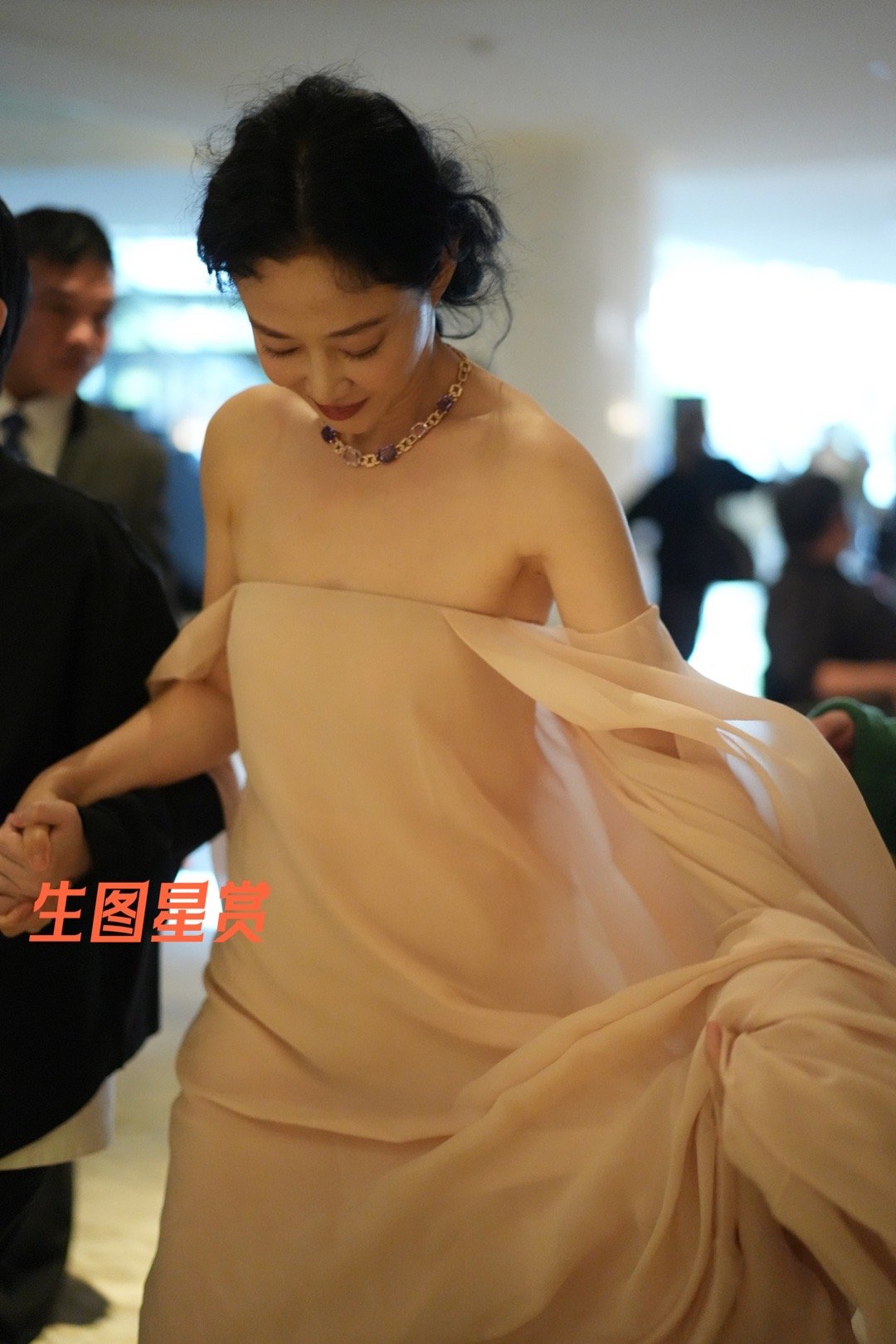 谭卓北影节出发生图，高定礼服，美得很突出🌟 | 2624独家 ​​​