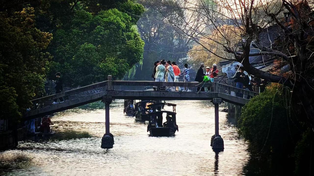 桥上人来人往，船中载着春光，
这烟火氤氲的江南，
是刻在骨子里的温柔模样
一步一