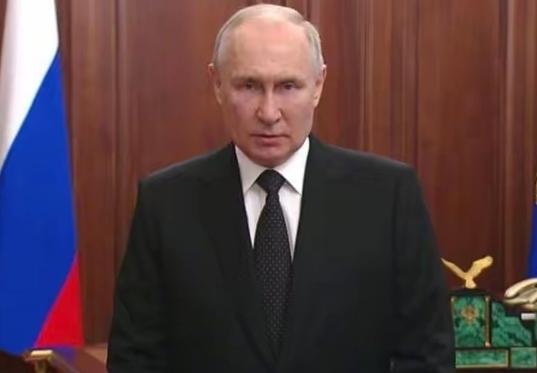 俄罗斯也要斩首，大杀器祭出，美国紧急报信，泽连斯基吓得躲进核地堡！
俄罗斯选择用