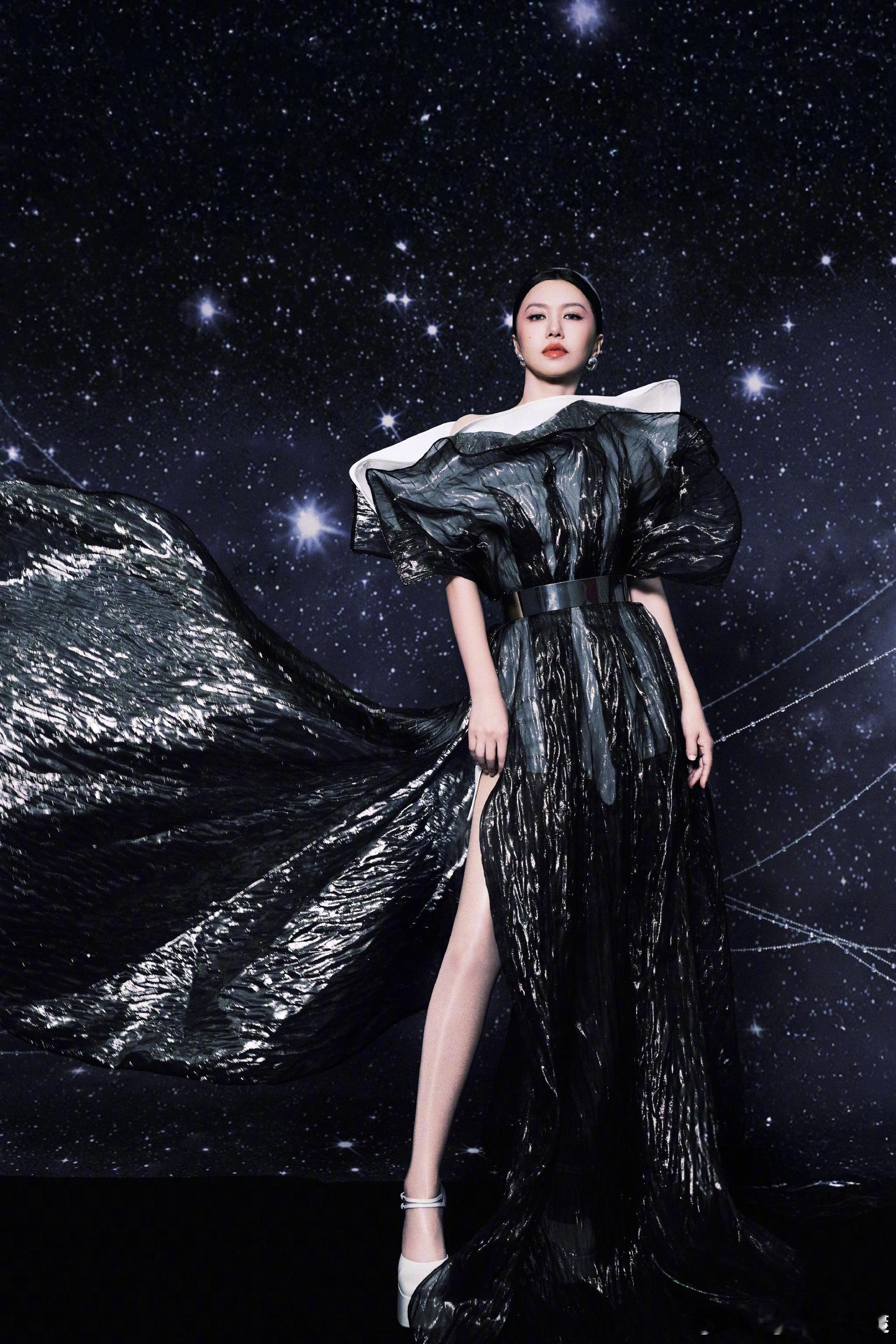 谭维维羊毛卷有歌 这个发型真的选得好，复古氛围拉满的同时，又极具现代感，和她富有