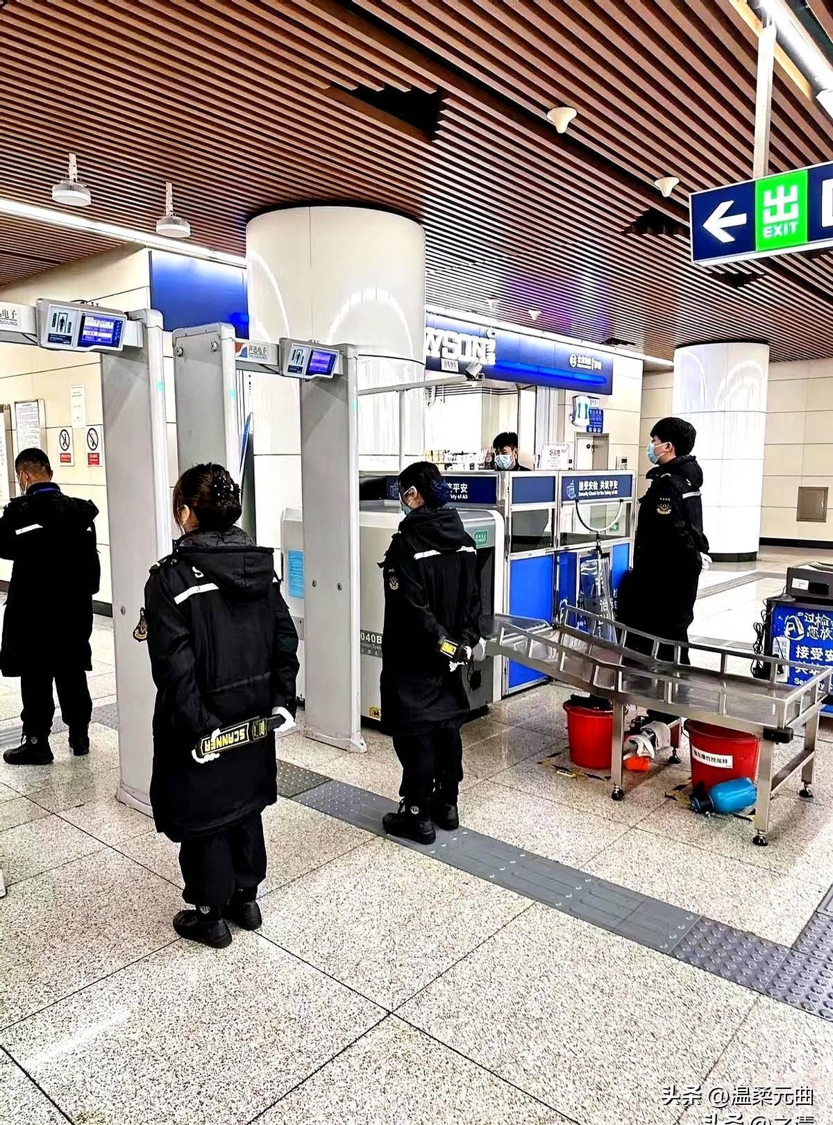 我今天入职地铁安检员，感觉有点坑。

中介当初说得天花乱坠，什么“月入七八千闭眼