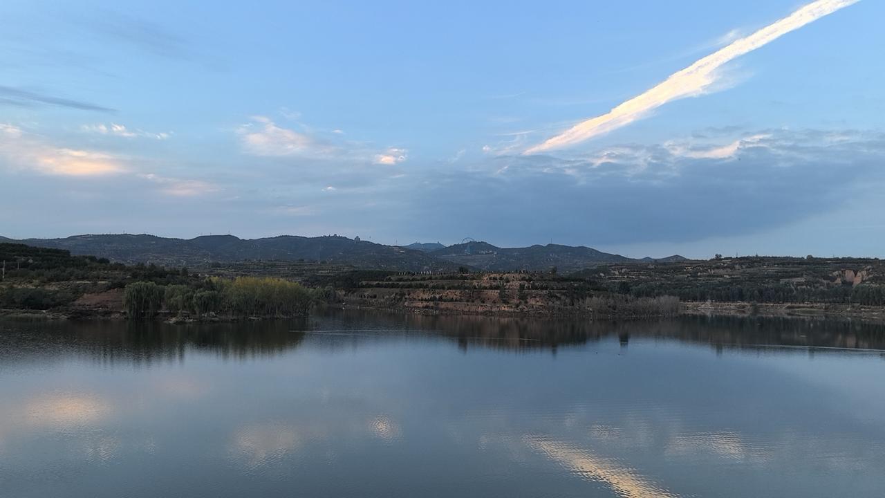 钓鱼娃

孤影临溪畔，钓竿映暮烟。风吟水自静，心寂意犹绵。独守一方境，不闻尘世喧