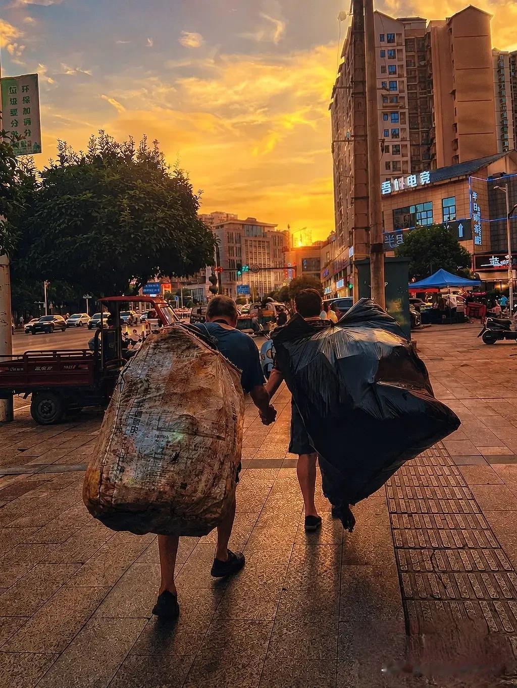 这幅画面，让人动容！
这一对老夫妻，背的是废品，扛的是生活，两只手紧紧握的是彼此