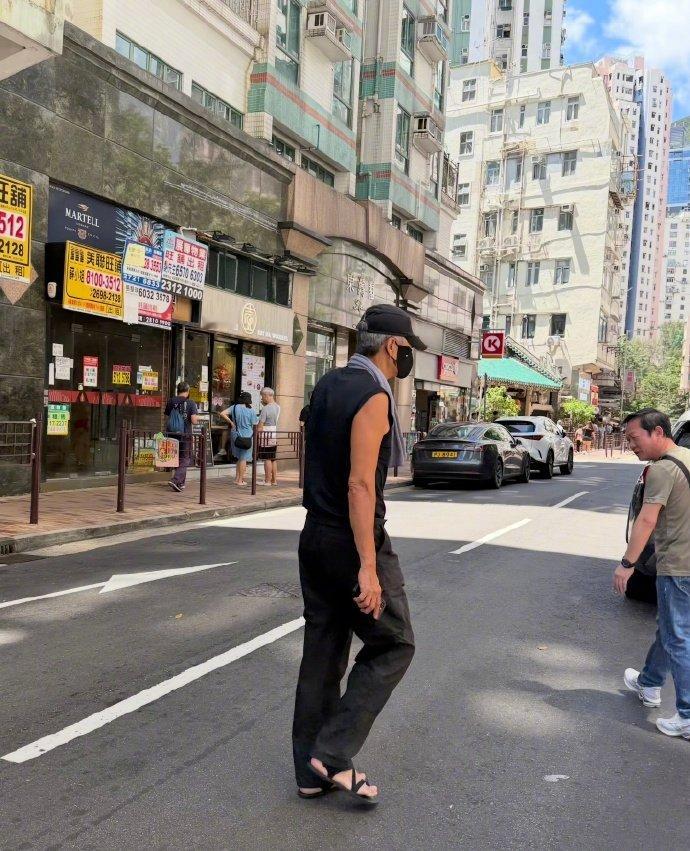 偶遇周润发穿拖鞋吃面 周润发 法拉利老了还是法拉利 周润发拖鞋造型吃面被偶遇！网