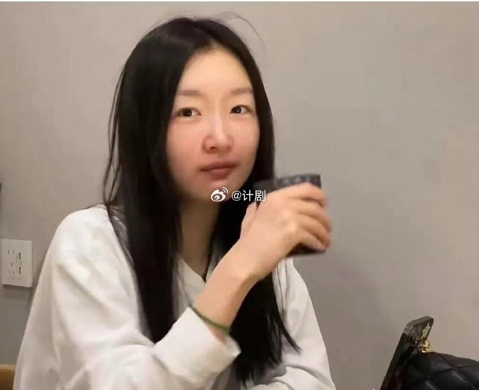 周冬雨素颜录节目 她戴个帽子洗个脸就去录节目了，这状态也太松弛了，皮肤好气质佳，