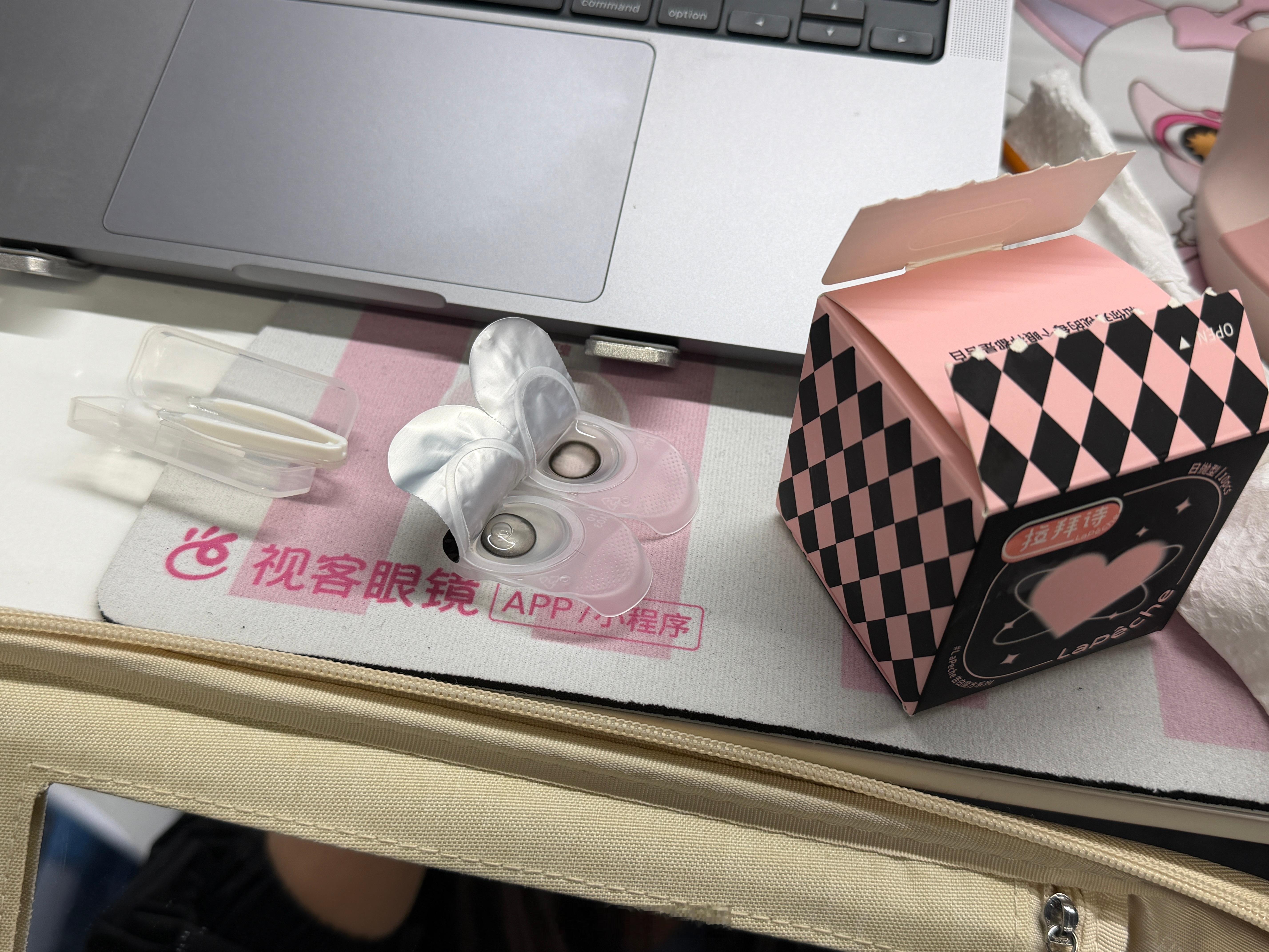 我真是服了 买美瞳买错度数了……本来三百度左右买成一千度了我是说戴上了之后怎么世