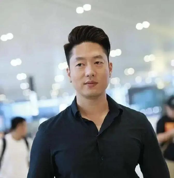 演个坏人演得太真，人生也跟着栽进去了。

凌潇肃这事儿，想想挺憋屈。
《回家的诱