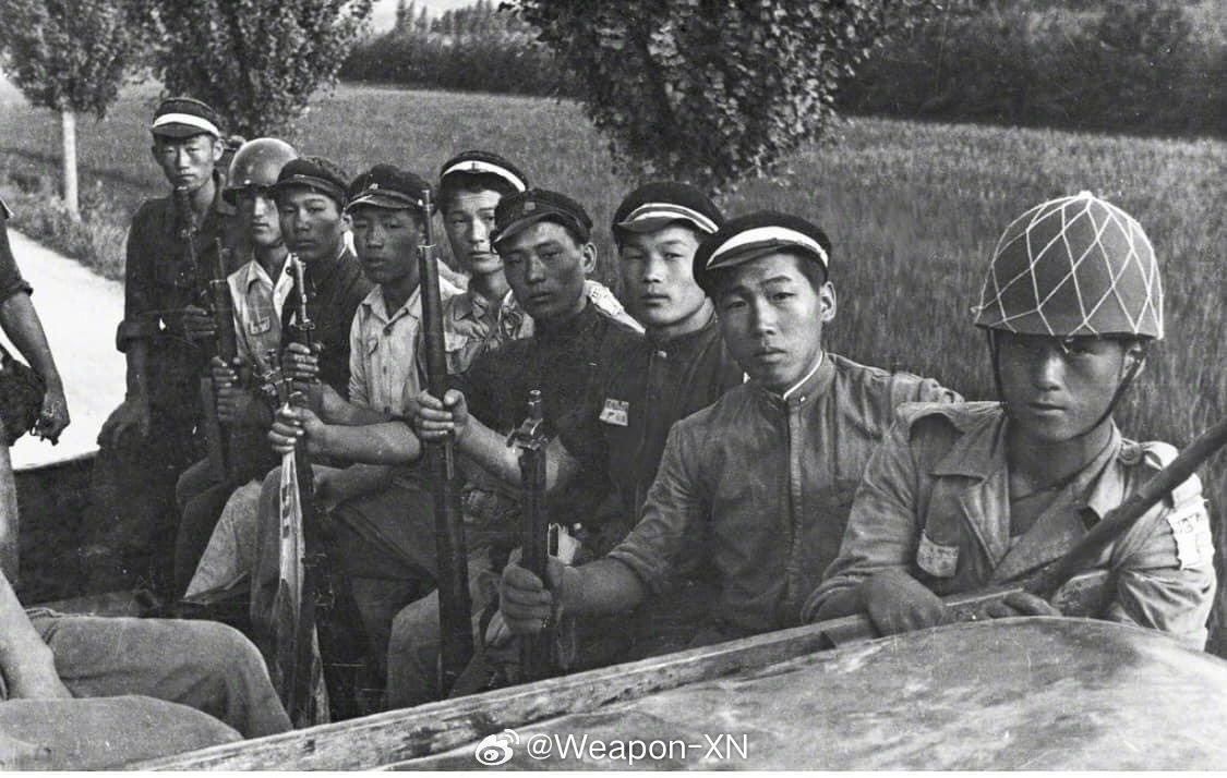 #照片中的历史[超话]#1950年，一批使用日制三八式步和骑枪的南韩学生兵被充军