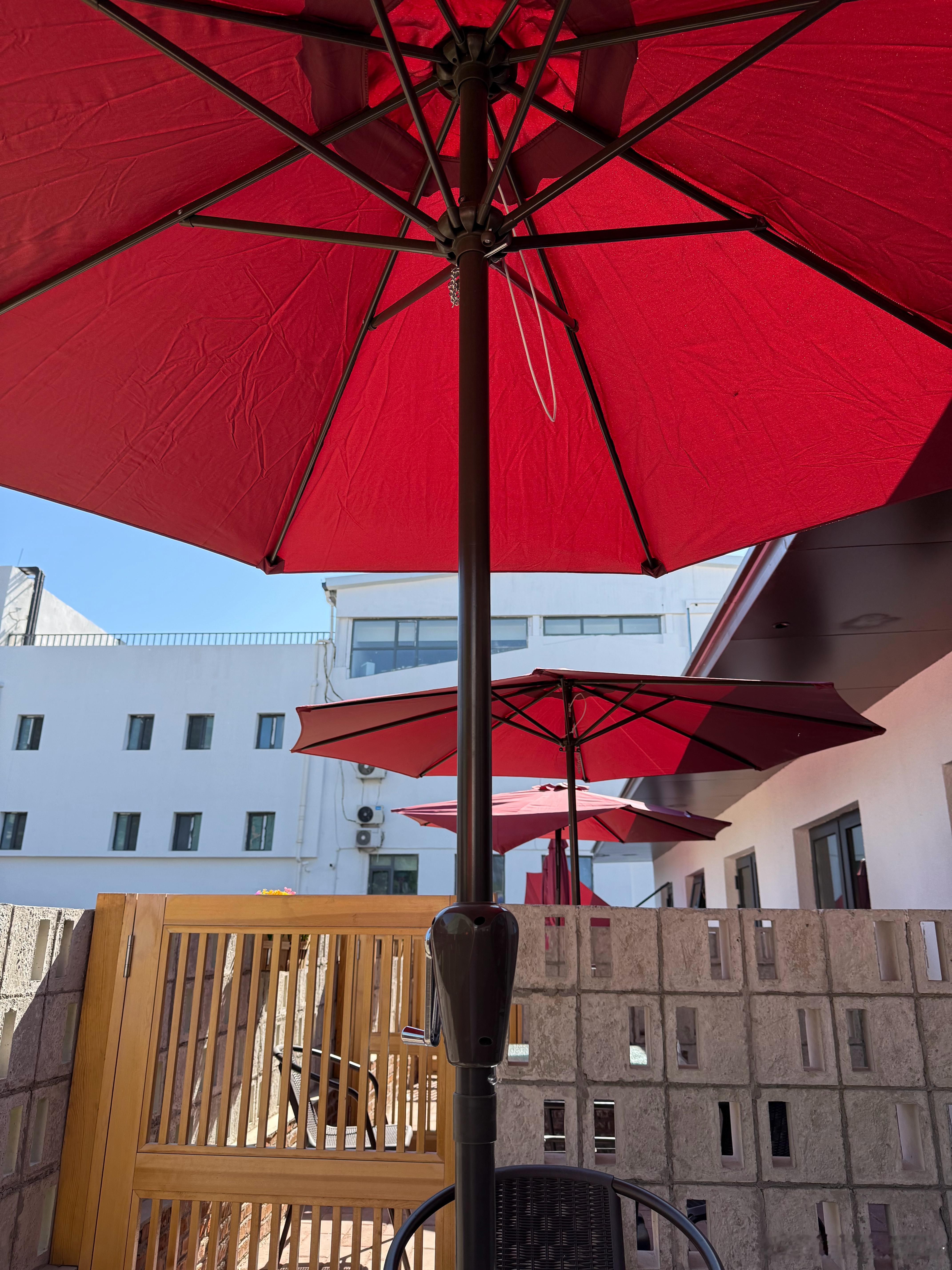 我儿子住酒店，非要带露台的，真无语… ​​​