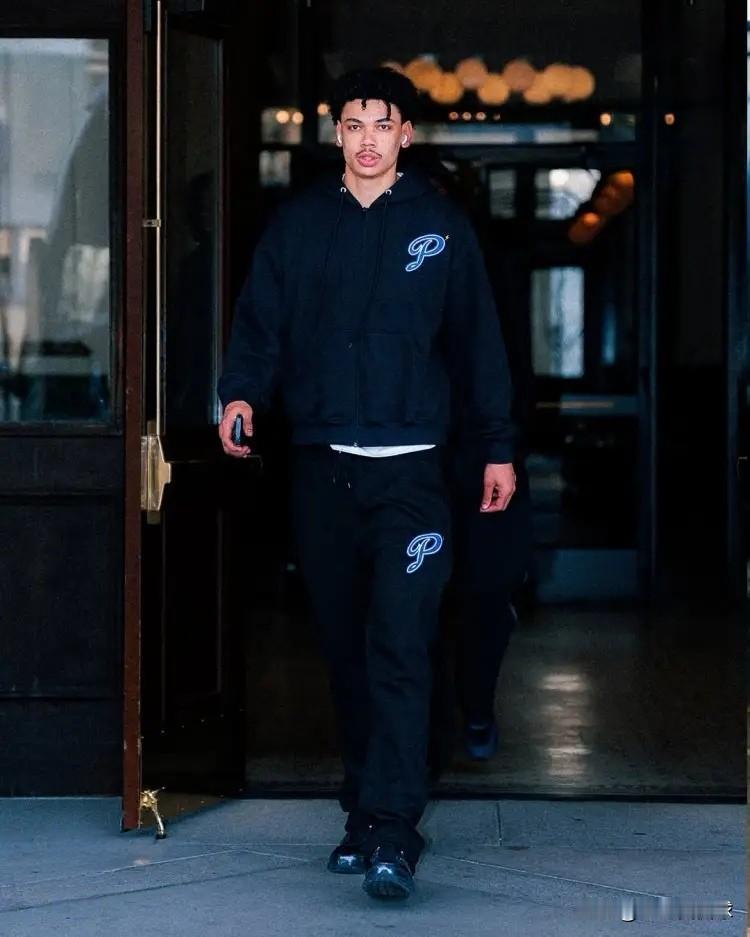 我强烈建议快船主帅泰伦-卢弃用桑德斯！在今天进行的快船和火箭的焦点战中，目前两队